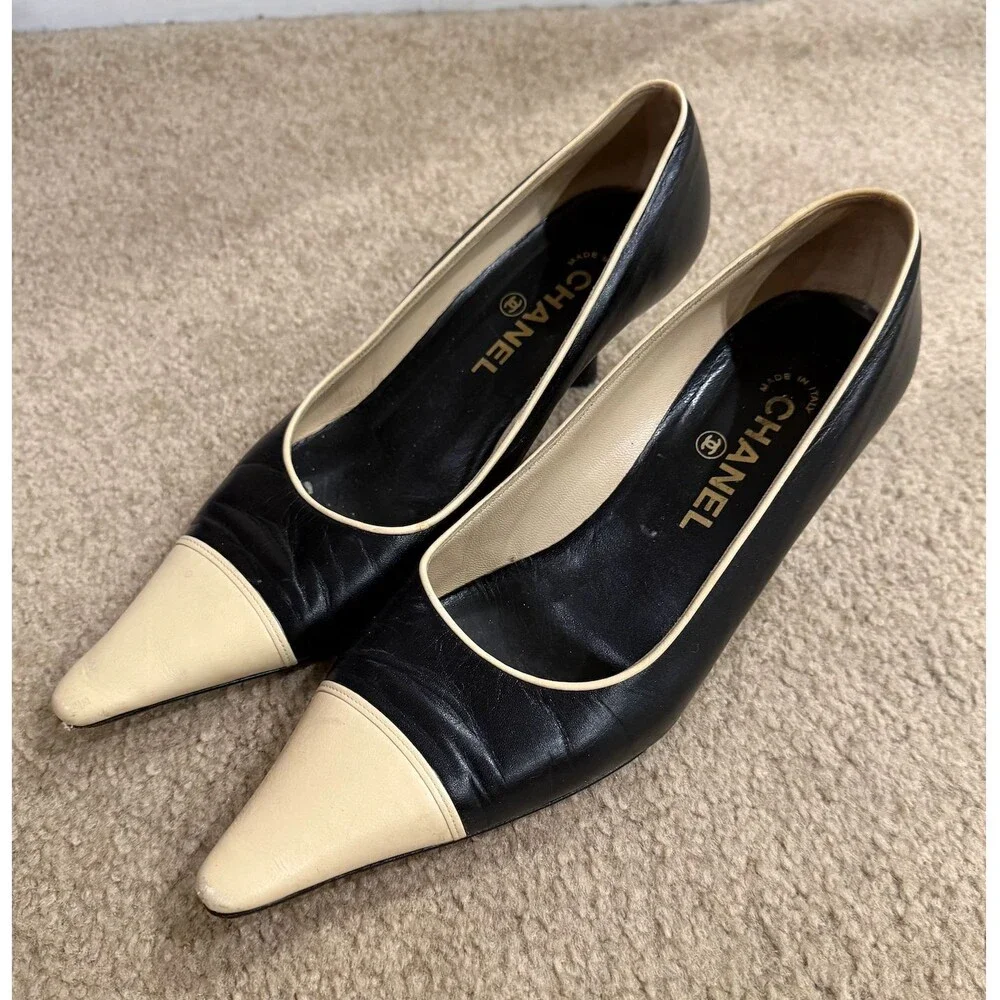 CHANEL Pumps 37.5 Black Beige Leather Cap Toe Pointed Kitten Heel Made Italy